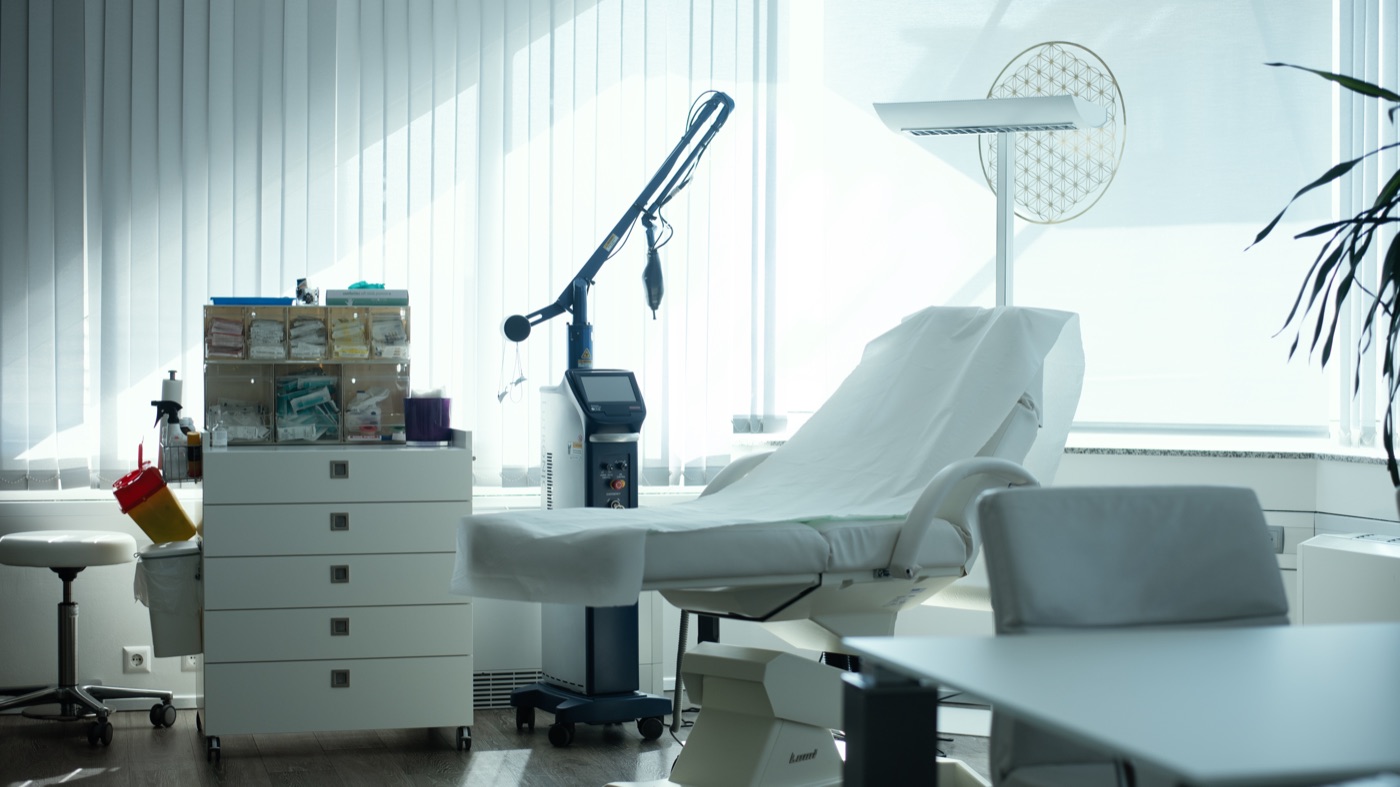 Behandlungsraum mit moderner Technik